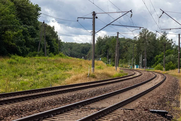 Kolejowa Droga Elektryzowana Prowadząca Miasta — Zdjęcie stockowe