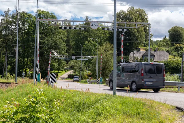 Przejazd Kolejowy Przedmieściach Latem Dzień — Zdjęcie stockowe