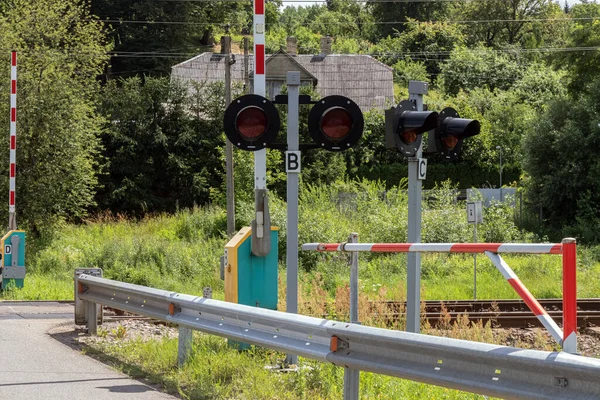 Järnvägskorsning Förorten Sommar Dag — Stockfoto