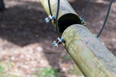 Halatlara bağlanmış kütüklerden bir köprü, halat yolunun bir parçası. Sıra dışı spor.