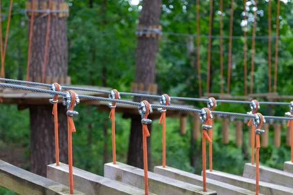 Cuerda Sosteniendo Puente Madera Parte Del Teleférico Primer Plano Deporte — Foto de Stock