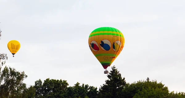 2020 Vilnius Litauen Låg Ballong Flygning Över Träden Sommar Vilnius — Stockfoto