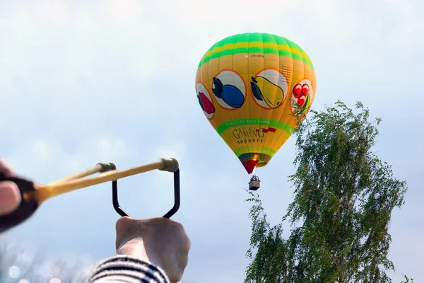 2020 立陶宛维尔纽斯 低空气球在树上飞行 立陶宛维尔纽斯 — 图库照片