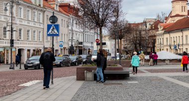 12-19-2019. Vilnius, Litvanya. Kasaba meydanındaki kaldırımlı belediye binası..