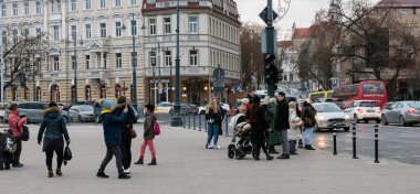 12-19-2019. Vilnius, Litvanya. Şehrin eski semtinde eski bir kaldırımlı cadde..