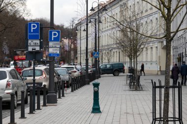 12-19-2019. Vilnius, Litvanya. Şehrin eski semtinde eski bir kaldırımlı cadde..