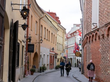 12-19-2019. Vilnius, Litvanya. Şehrin eski semtinde eski bir kaldırımlı cadde..