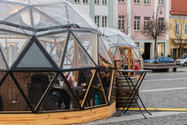 12-19-2019. Vilnius, Litvanya. Cam küre şeklindeki köşklerde hediyelik eşya ticareti..