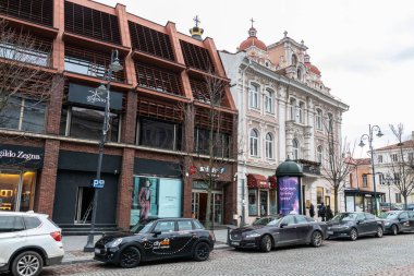 12-19-2019. Vilnius, Litvanya. Kasaba meydanındaki kaldırımlı belediye binası..