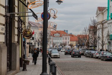 12-19-2019. Vilnius, Litvanya. Şehrin eski semtinde eski bir kaldırımlı cadde..