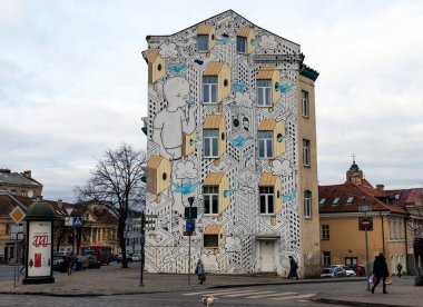 12-19-2019. Vilnius, Litvanya. Şehrin eski bir köşesindeki eski bir evde sokak sanatı..