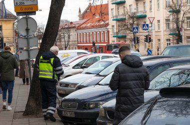 12-19-2019. Vilnius, Litvanya. Sokakta park kontrolü..