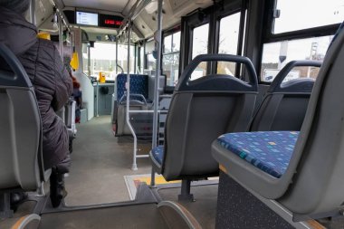 12-19-2019. Vilnius, Litvanya. Şehir otobüsünün içinde. Arka koltuktan panoramik görüntü.