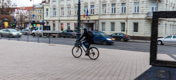 2019 Wilno Litwa Mężczyzna Rowerze Jedzie Ulicą Centralnej Części Starego — Zdjęcie stockowe