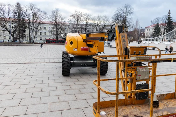 2019 Vilna Lituania Polipasto Construcción Amarillo Una Plaza Ciudad —  Fotos de Stock