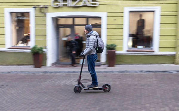 Muž Jezdí Městském Skútru Staré Části Města Postřelen Pohybu — Stock fotografie