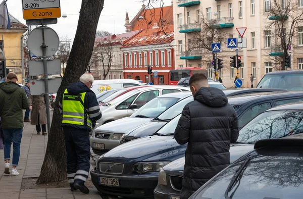 2019 Литва Вильнюс Контроль Парковки Улице — стоковое фото