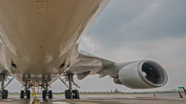 Avión Time Lapse Estacionado Aeropuerto Con Nube Movimiento — Vídeo de stock