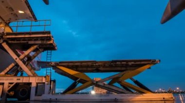 Hava kargo yük gemisi iş atlamalı panning ile ithalat ve ihracat, alacakaranlık gökyüzü - zaman