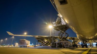 Yükleme zaman atlamalı kargo uçağı zoom