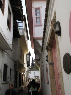 Güneşli Türkiye'nin unutulmaz, renkli, farklı manzaraları. Yaz günü. İstanbul'un dar sokaklarında yürüyüş.