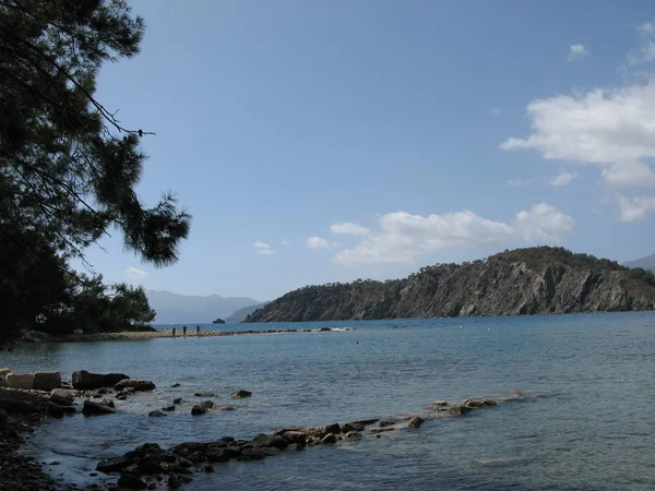 日当たりの良いトルコの忘れられない カラフル 多様な風景 夏の日海と山と空 — ストック写真