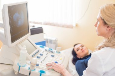 Ultrason testi. Gebelik. Tarayıcı ile fetal yaşam kontrol jinekolog. Sınav.