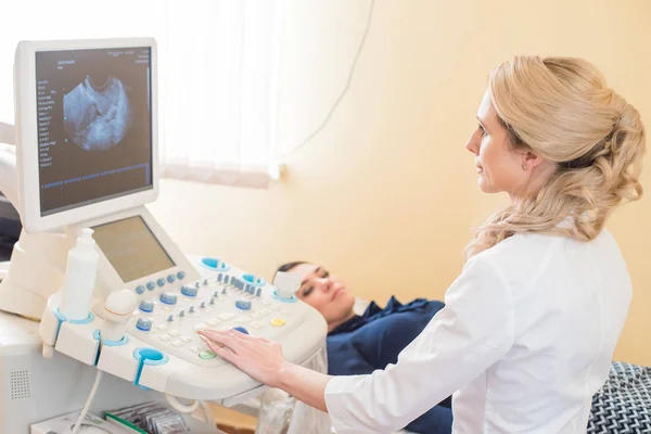 Ultraschalltest. Schwangerschaft. Gynäkologe überprüft das Leben des Fötus mit einem Scanner. Prüfung. — Stockfoto