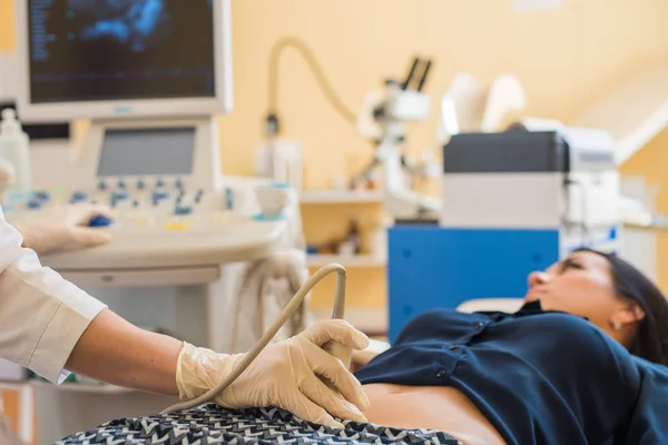 Teste de ultra-som. Gravidez. Ginecologista verificando a vida fetal com scanner. Exame . — Fotografia de Stock