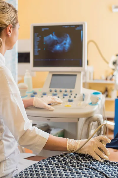 Teste de ultra-som. Gravidez. Ginecologista verificando a vida fetal com scanner. Exame . — Fotografia de Stock