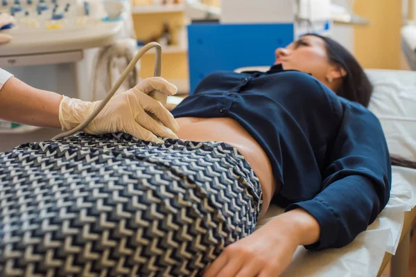 Teste de ultra-som. Gravidez. Ginecologista verificando a vida fetal com scanner. Exame . — Fotografia de Stock