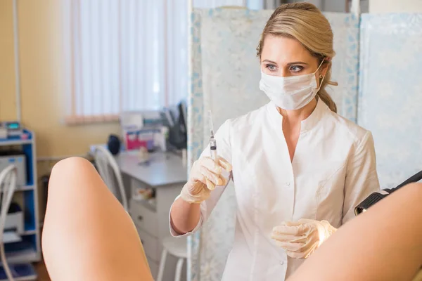 Gynekolog gör en injektion. Attraktiva läkare gynekolog behandlar patienten. — Stockfoto