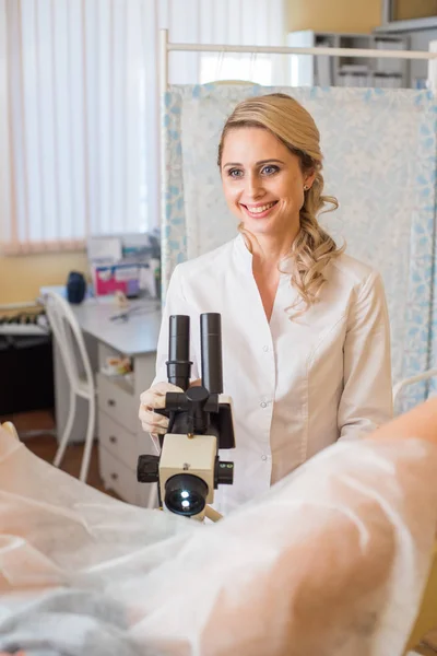 Ginecologista profissional examinando seu paciente feminino em uma cadeira ginecológica — Fotografia de Stock