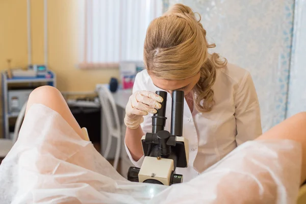 Profesyonel jinekolog kadın hastasını jinekolojik bir sandalye üzerinde incelenmesi — Stok fotoğraf