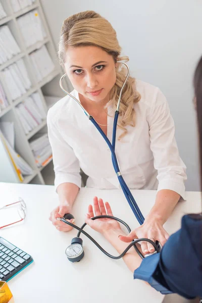 Doktor měření tlaku těhotné ženy. Doktor s krevní tlak pacientka v kanceláři — Stock fotografie