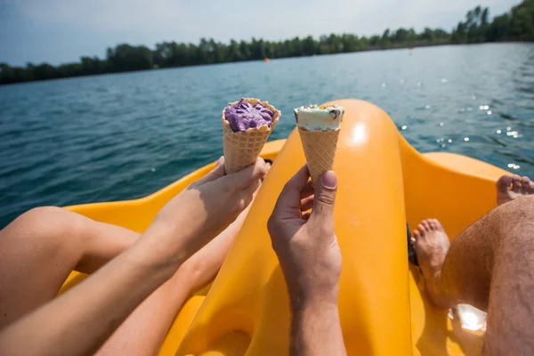 ペダルボート湖の上で休んでのカップル。男性とボートのペダルに立っている女性の足. — ストック写真