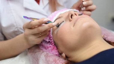 Profesyonel Şevval Özçelik Güzellik kirpik uzatma yordamı geçiyor. Ana ve bir istemcinin, modern bir Güzellik Salonu