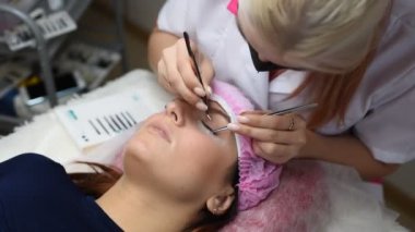 Profesyonel Şevval Özçelik Güzellik kirpik uzatma yordamı geçiyor. Ana ve bir istemcinin, modern bir Güzellik Salonu