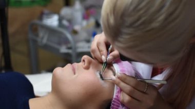 Profesyonel Şevval Özçelik Güzellik kirpik uzatma yordamı geçiyor. Ana ve bir istemcinin, modern bir Güzellik Salonu