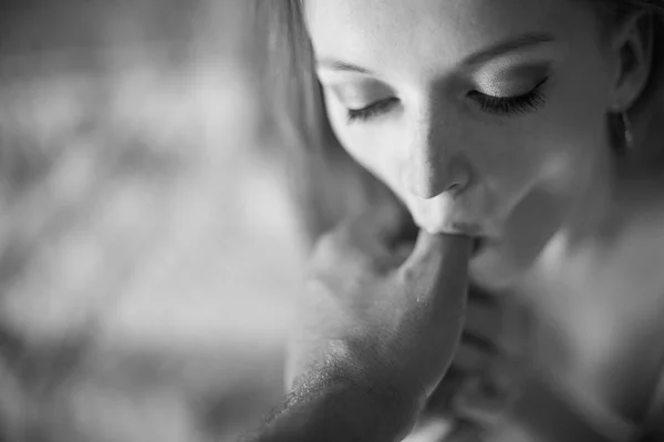 Bir genç kız erotik yalıyor ve parmak berbat bir el mans ve gözlerinin içine bakar. Oral seks taklit