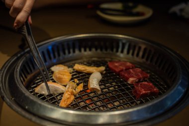 Taze et. Koreli bir restoran ızgara et. Geleneksel Kore yemekleri.