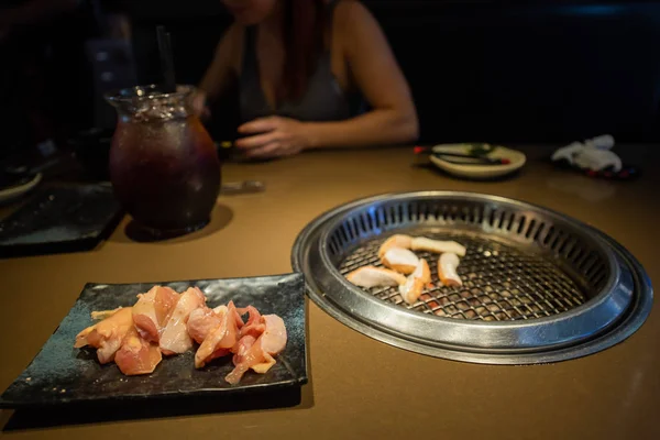 鲜肉。在韩国餐馆里烤肉。韩国传统美食. — 图库照片