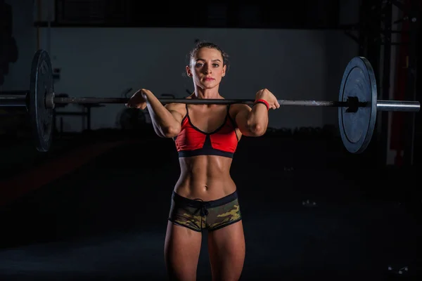 Europeiska muskulösa ung fitness kvinna i khaki shorts gör tunga deadlift motion i crossfit gym — Stockfoto