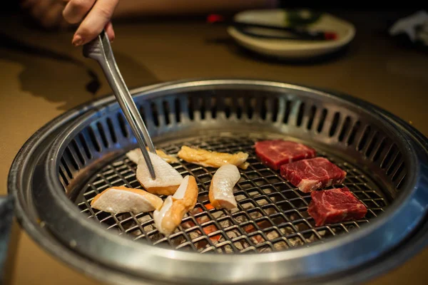 Carne fresca. Grelhar carne num restaurante coreano. Comida tradicional coreana . — Fotografia de Stock