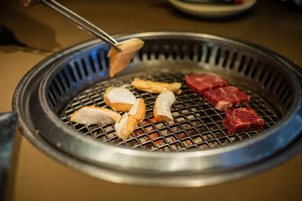 Carne fresca. Grelhar carne num restaurante coreano. Comida tradicional coreana . — Fotografia de Stock