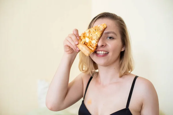 Az Európai lány rövid hajú pózol darab finom Pizza. — Stock Fotó