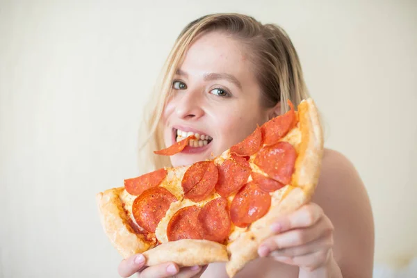 Europees meisje met kort haar poseren met stukjes heerlijke pizza. — Stockfoto