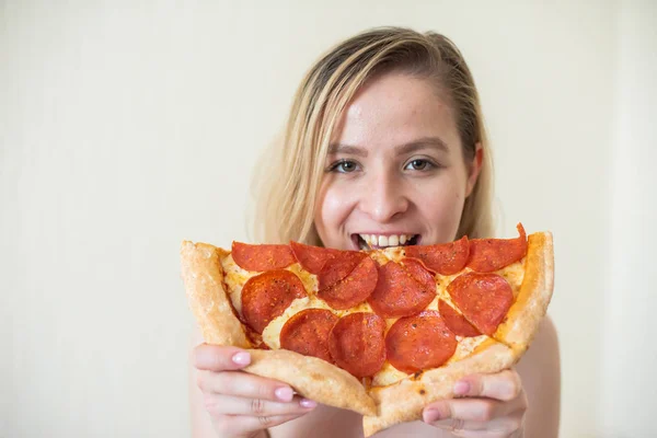 Europees meisje met kort haar poseren met stukjes heerlijke pizza. — Stockfoto