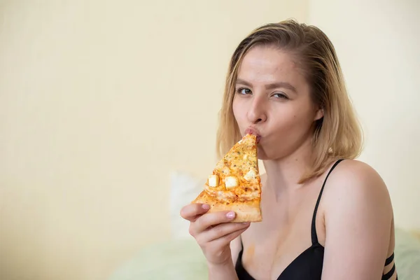 Europäisches Mädchen mit kurzen Haaren posiert mit leckeren Pizza-Stücken. — Stockfoto