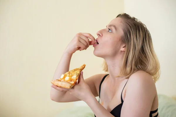 Lezzetli pizza parçaları ile poz kısa saçlı Avrupalı kız. — Stok fotoğraf